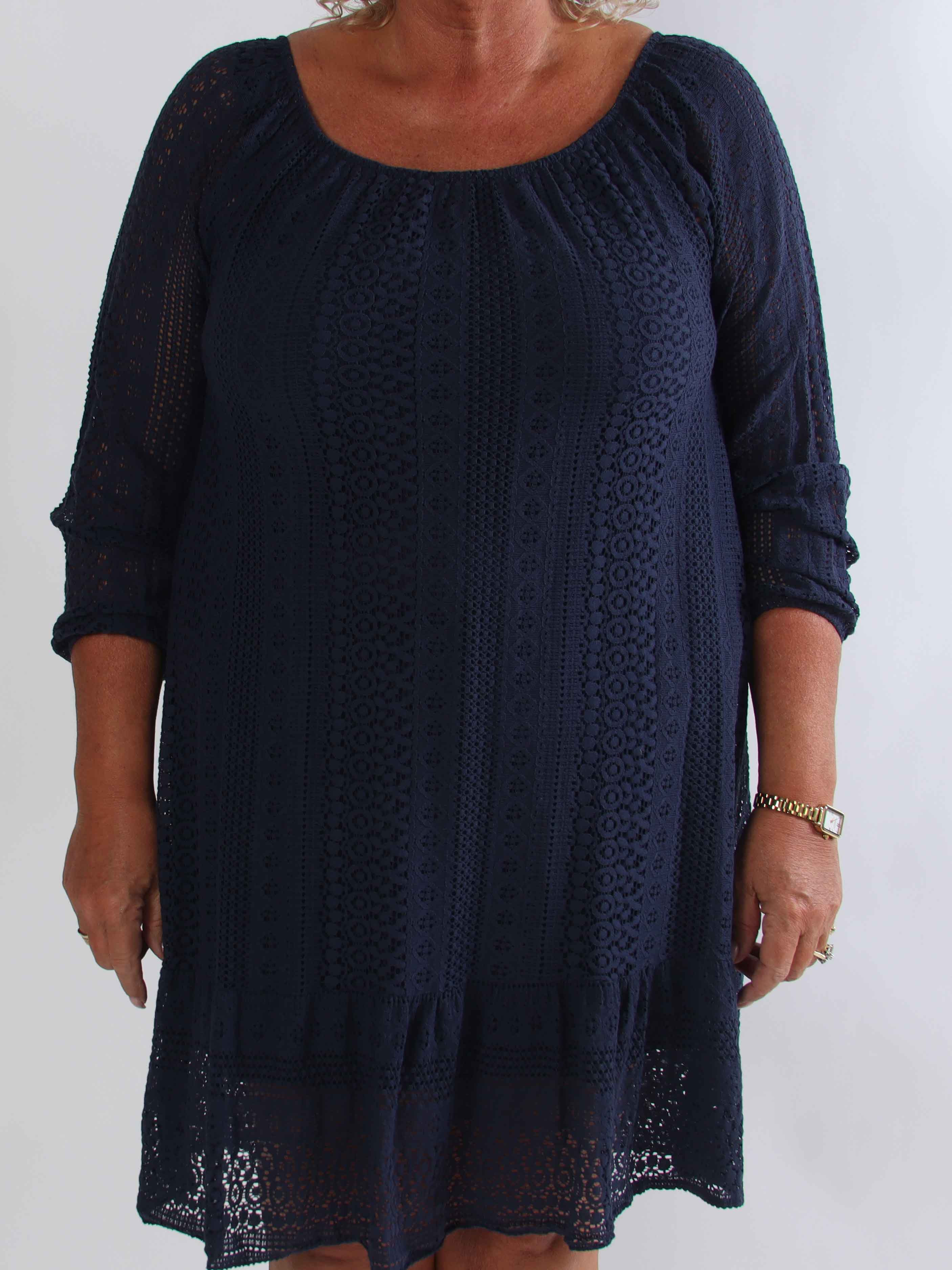 Galateia Long Sleeve - Feminin plus size kjole i blød bomuldsblonde